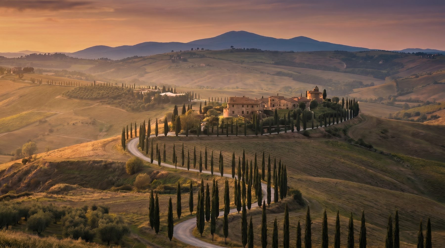 Tuscan hills and old villa at dusk — Italy