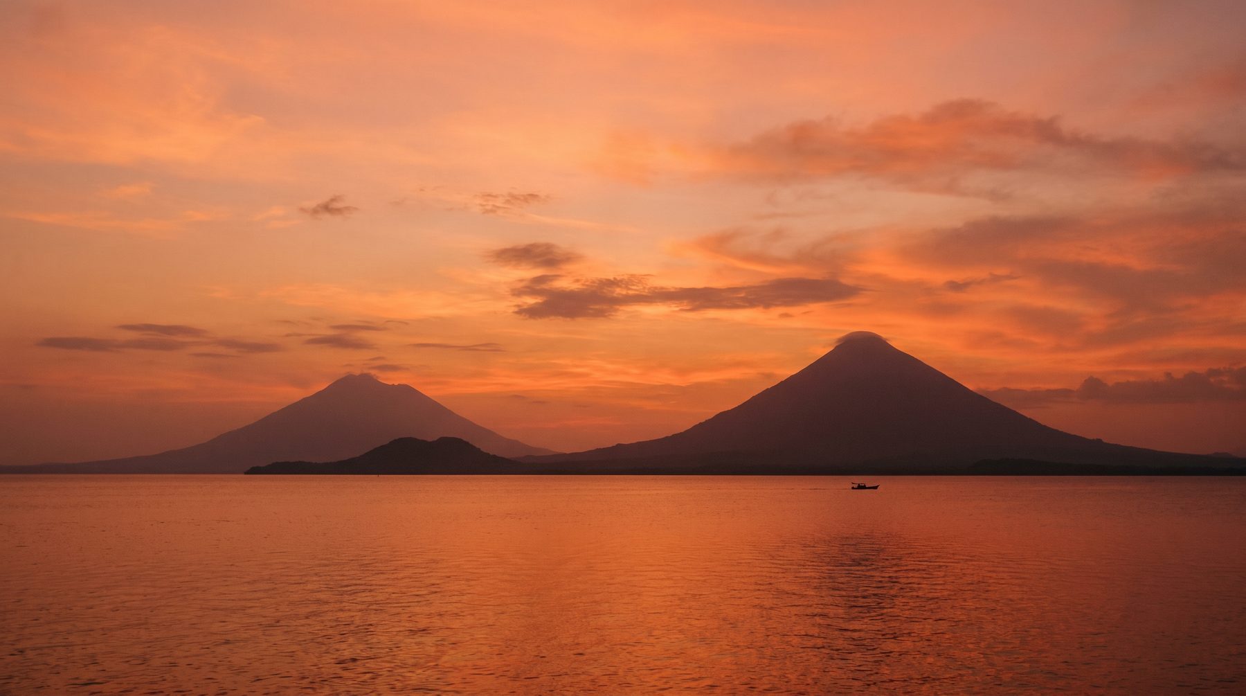 Lake Nicaragua and volcanoes at sunset — Nicaragua